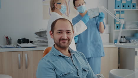 Porträt-Eines-Mundpflegepatienten,-Der-Lächelt-Und-In-Die-Kamera-Blickt