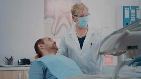 Patient-öffnet-Den-Mund-Und-Zahnarzt-Untersucht-Die-Zahnarbeit