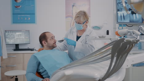 Leitender-Zahnarzt,-Der-Zahnärztliche-Werkzeuge-Und-Instrumente-Für-Die-Beratung-Verwendet