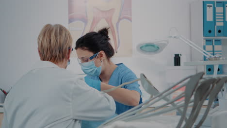 Krankenschwester-Und-Stomatologe-Untersuchen-Die-Zähne-Des-Patienten