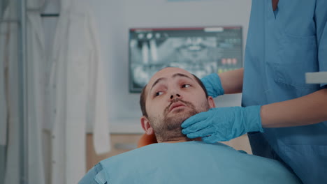Patient-Mit-Kariesproblemen-Wird-Vom-Zahnmedizinischen-Team-Beraten
