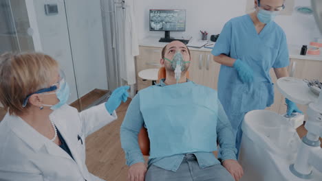 Team-Von-Spezialisten,-Die-Den-Patienten-In-Der-Zahnarztpraxis-Anästhesieren