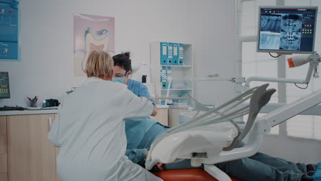Mujer-Dentista-Usando-Instrumento-Para-Realizar-El-Procedimiento-De-Perforación.