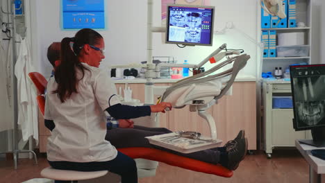 Arzt-Untersucht-Zähne-Mit-Medizinischen-Instrumenten