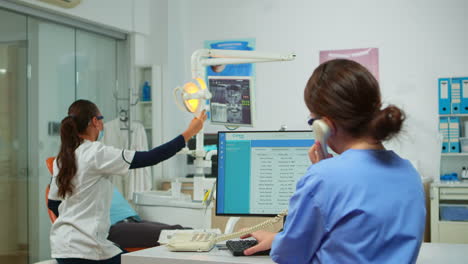 Krankenschwester,-Die-Ans-Telefon-Geht-Und-Zahnarzttermine-Vereinbart