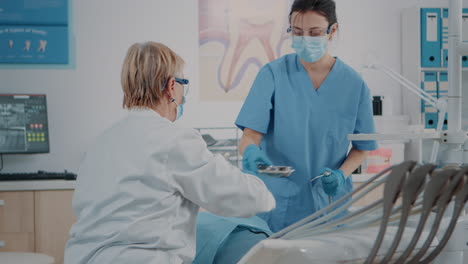 Dentista-Y-Asistente-Realizando-Procedimientos-De-Cuidado-Bucal-En-El-Paciente