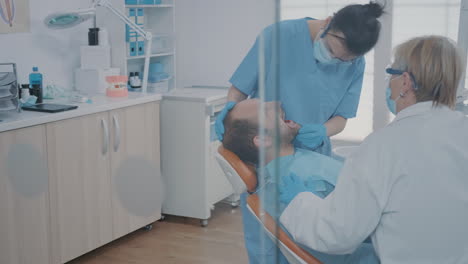 Stomatologe-Und-Krankenschwester-Verwenden-Zahnärztliche-Instrumente,-Um-Die-Zahnarbeit-Zu-Untersuchen