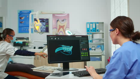 Krankenschwester-Arbeitet-Am-Digitalen-Zahnfingerabdruck-Des-Patienten