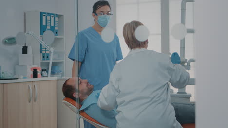 Sanitäter-Und-Krankenschwester-Untersuchen-Die-Zähne-Nach-Der-Mundpflege