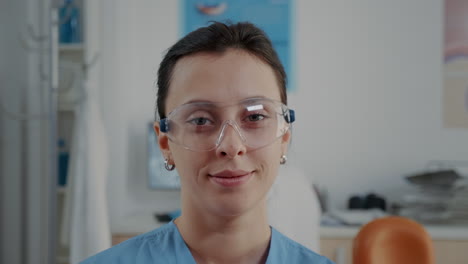 Porträt-Einer-Assistentin-Mit-Schutzbrille-In-Der-Mundpflegeklinik