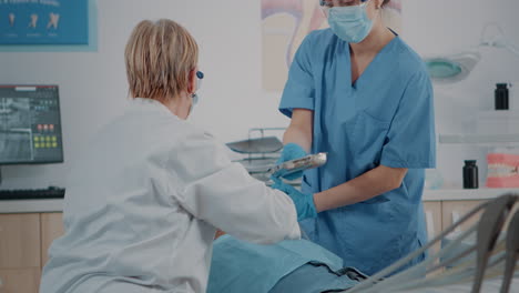 Equipo-De-Odontología-Realizando-Extracción-Dental-En-Paciente-Con-Dolor-De-Muelas.