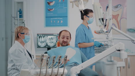 Patient-Hält-Spiegel,-Um-Die-Zahnausrichtung-Nach-Dem-Zahnärztlichen-Eingriff-Zu-Sehen