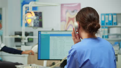 Kieferorthopädische-Krankenschwester-Spricht-Am-Telefon-Und-Vereinbart-Zahnärztliche-Termine