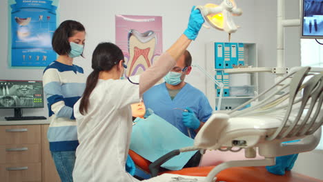 Paciente-Niña-Sentada-En-Una-Silla-Estomatológica-En-El-Consultorio-Dental