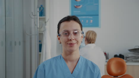 Porträt-Einer-Kieferorthopädischen-Krankenschwester,-Die-In-Der-Zahnarztpraxis-In-Die-Kamera-Blickt