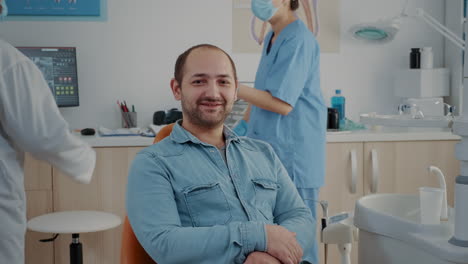 Porträt-Eines-Patienten,-Der-Im-Zahnarztstuhl-Einer-Mundpflegeklinik-Sitzt