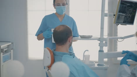Zahnarzthelferin-Hält-Digitales-Tablet-Mit-Röntgenscan-Der-Zähne