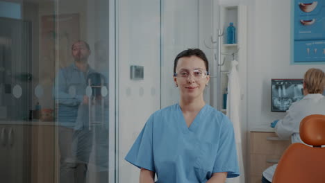 Porträt-Einer-Zahnärztlichen-Krankenschwester-Mit-Uniform-Und-Schutzbrille