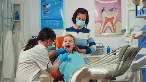 Stomatologe-überprüft-Die-Zahngesundheit-Eines-Jungen-Patienten