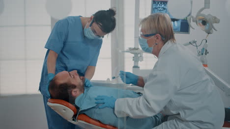 Equipo-De-Odontología-Realizando-Consultas-Dentales-Para-Tratar-Al-Paciente.