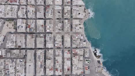 Luftaufnahmen-Von-Oben-Nach-Unten,-Die-Die-Stadt-Polignano-A-Mare-Und-Das-Mittelmeer-Zeigen