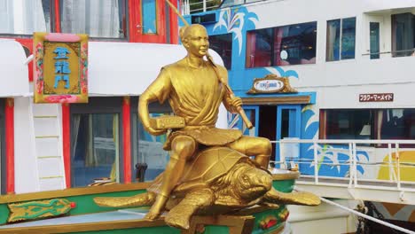 Estatua-De-Urashima-Taro,-Personaje-De-Cuento-De-Hadas-Japonés-Como-Mascarón-De-Proa-Del-Barco