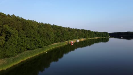 Mehrere-Hausboote-Schwimmen-Auf-Einem-See-In-Brandenburg,-Deutschland
