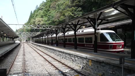 Leere-Bahngleise-Neben-Dem-Bahnsteig-Mit-Wartendem-Begrenztem-Express-Koya-Zug,-Der-Am-Bahnhof-Gokurakubashi-In-Koyasan-Wartet