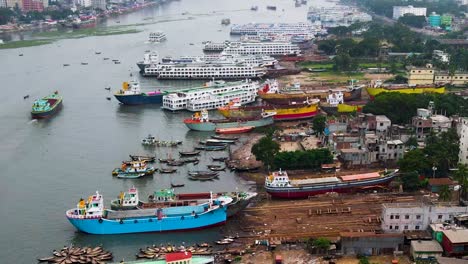 Escena-Caótica-Del-Principal-Puerto-Fluvial-Sobre-El-Río-Buriganga-En-Dhaka,-Bangladesh,-Asia-Del-Sur