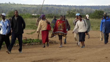Los-Trabajadores-Kenianos-Van-A-Trabajar-Temprano-En-La-Mañana-En-Una-Moderna-Granja-Keniana.
