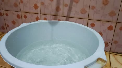 Füllen-Sie-Das-Wasser-In-Die-Badewanne