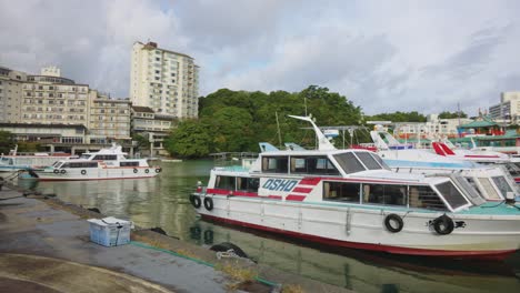 Toba-Marina-In-Der-Präfektur-Mie,-Schwenk-über-Resorthotels-Und-Boote