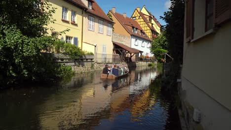 Touristen-Machen-Eine-Bootsfahrt-Im-Wasserkanal-Im-Fischhändlerviertel-In-Colmar