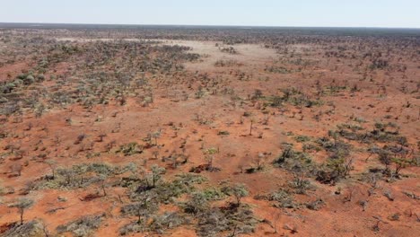 Drohne-Bewegt-Sich-über-Ein-Sehr-Verlassenes-Land-Im-Australischen-Outback