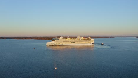El-Crucero-Más-Grande-Del-Mundo,-Icono-De-Los-Mares,-Durante-Las-Segundas-Pruebas-En-El-Mar-En-El-Archipiélago-Finlandés-Al-Amanecer.