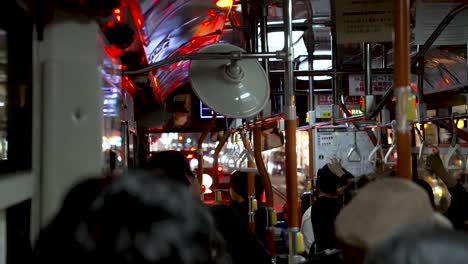 Innenansicht-über-Die-Köpfe-Von-Buspassagieren-Bei-Nacht-In-Kyoto