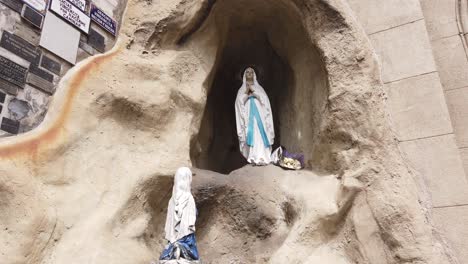 Statue-Der-Betenden-Jungfrau-Maria-In-Einer-Höhle-In-Der-Kirche-Von-Lourdes,-Buenos-Aires,-Argentinien