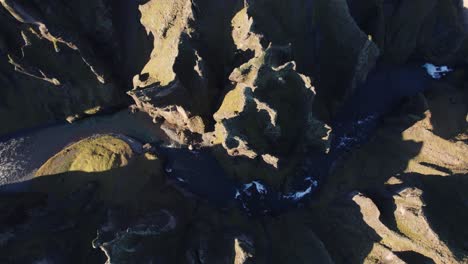 Panorama-Aéreo-De-Arriba-Hacia-Abajo-Del-Famoso-Cañón-Del-Río-En-Islandia,-Fjaðrárgljúfur