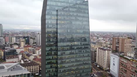 Ikonischer-Diamantturm-Der-Stadt-Mailand,-Luftdrohnenansicht