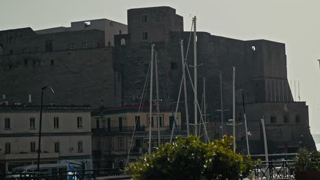 Historisches-Castell-Dell&#39;Ovo-Mit-Blick-Auf-Den-Yachthafen-Von-Neapel