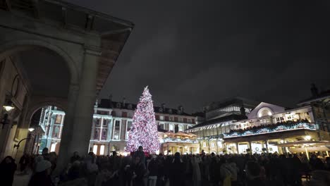 Große-Menschenmengen-Im-Covent-Garden-Mit-Beleuchtetem-Festlichem-Weihnachtsbaum-In-Der-Nacht