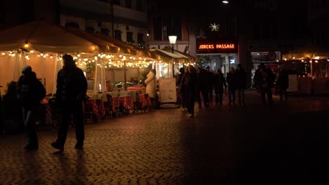 Filmische-Street-View-Aufnahmen-Bei-Nacht