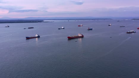 Petroleros-Y-Barcos-De-GLP-Navegando-Por-El-Mar-Cerca-Del-Puerto-De-Balikpapan-En-Kalimantan,-Indonesia