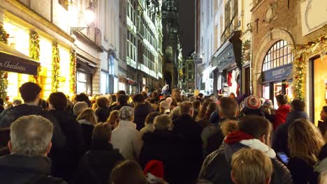 Grupo-Superpoblado-De-Personas-Caminando-Por-El-Concurrido-Centro-Nocturno-De-La-Ciudad-Durante-Las-Vacaciones-De-Navidad-En-Bruselas,-Bélgica
