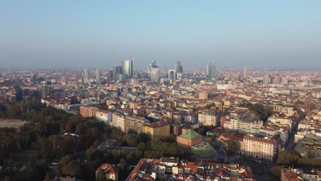 Wohngebäude-Und-Wolkenkratzer-In-Mailand,-Panoramablick-Aus-Der-Luft