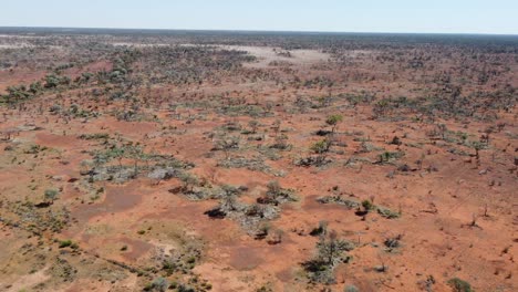 Drohne-Fliegt-über-Ein-Kesselgrundstück-Im-Abgelegenen-Australischen-Outback