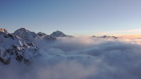 Monte-Siguniang---Montaña-De-Las-Cuatro-Doncellas-En-Un-Amanecer-Brumoso-En-Sichuan,-China-Occidental