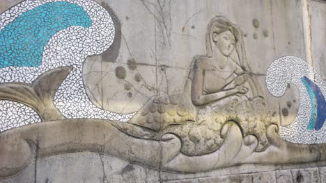 Mural-De-Sirena-En-Toba,-Mie-Japón