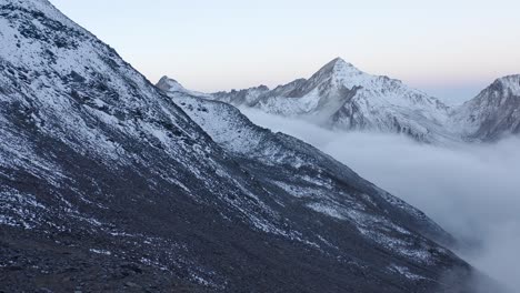 Montaña-Genio---Nubes-Bajas-Que-Rodean-Las-Laderas-Nevadas-De-Las-Montañas-En-Sichuan,-China