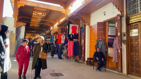 People-shopping-in-Medina-comercial-street-of-Rabat,-Morocco